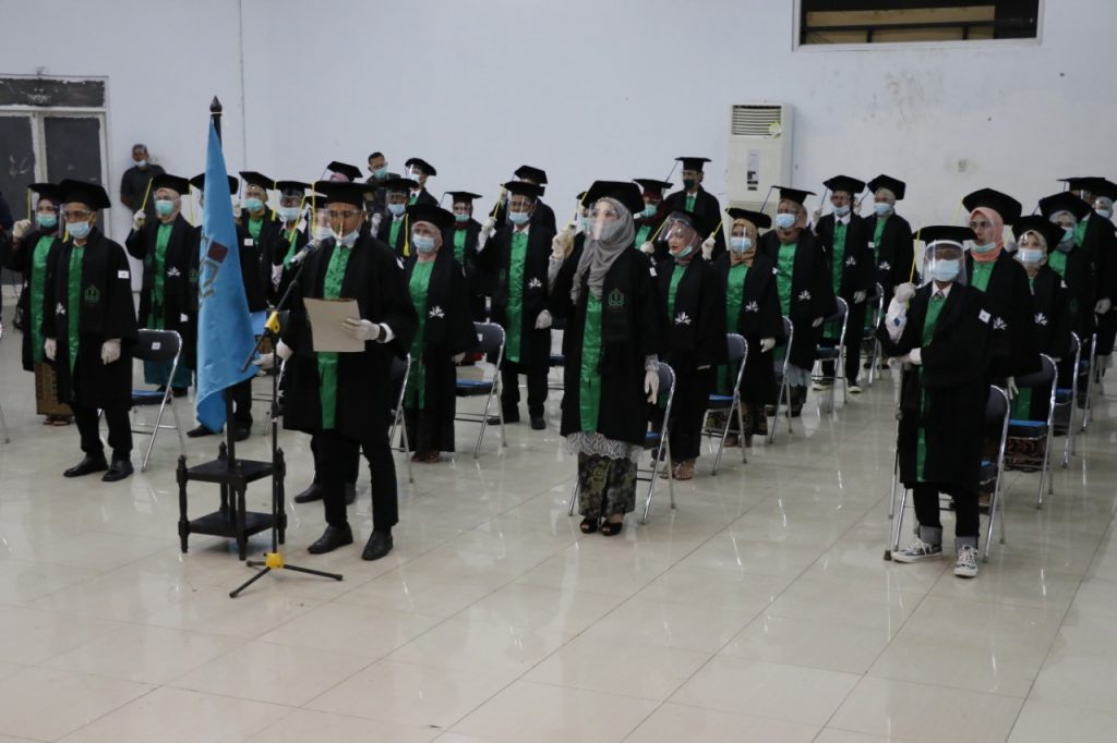 wisuda perdana