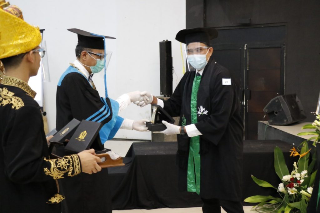 wisuda perdana