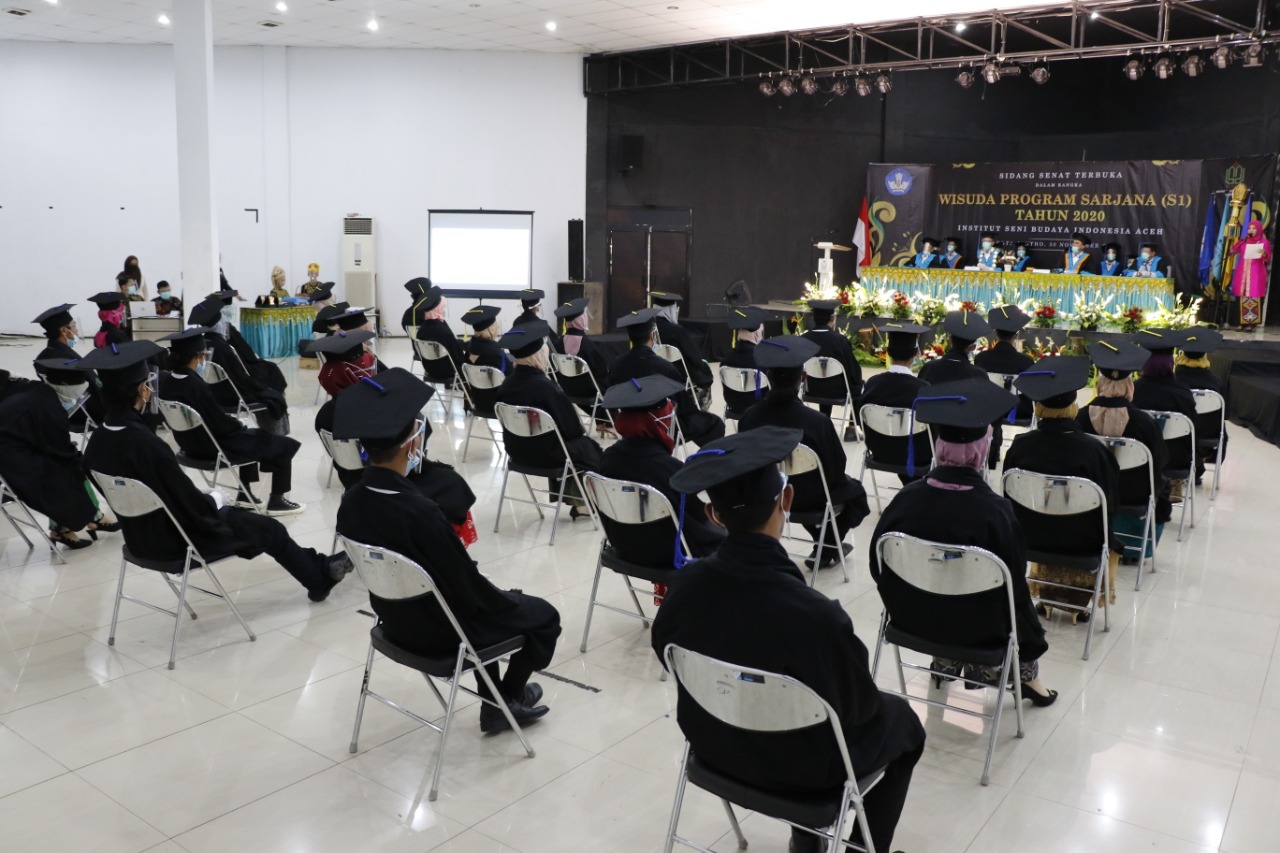 wisuda perdana