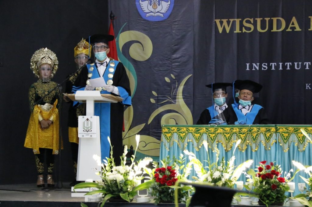 wisuda perdana